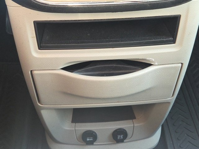 Used 2016 Chrysler Town & Country Touring FWD image 34