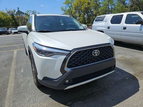 Used 2022 Toyota Corolla Cross XLE w/ Convenience Package image 4