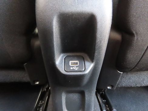Used 2018 Jeep Renegade Latitude w/ UConnect 8.4 Nav Group FWD image 30