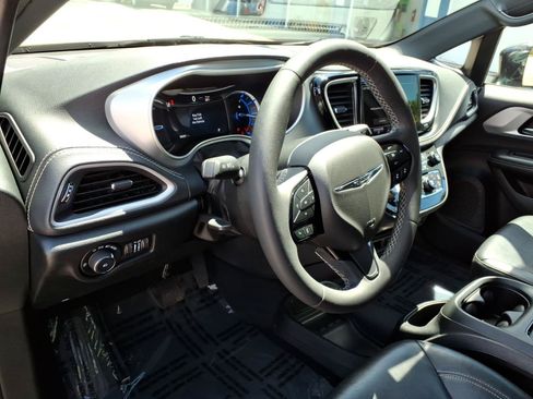 Used 2022 Chrysler Pacifica Touring-L w/ S Appearance Package FWD image 15