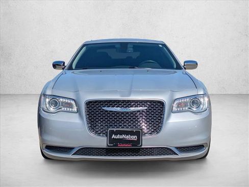 Used 2020 Chrysler 300 Touring w/ Chrome Appearance Package RWD image 2