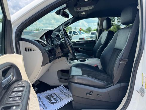 Used 2019 Dodge Grand Caravan SXT FWD image 15