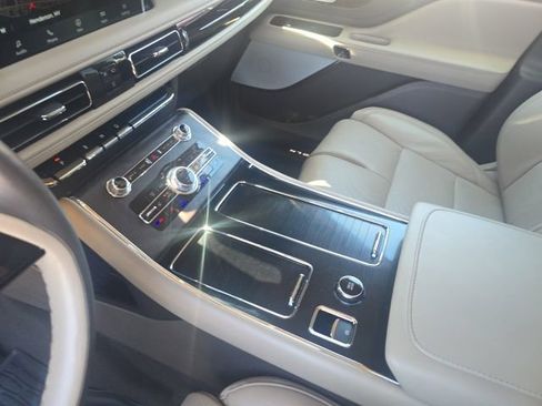 Used 2022 Lincoln Aviator Reserve AWD/4WD image 4
