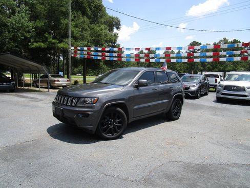 Used 2020 Jeep Grand Cherokee Altitude AWD/4WD image 2