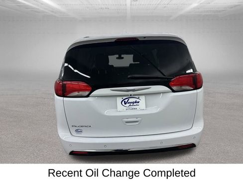 Used 2020 Chrysler Pacifica Touring-L FWD image 12