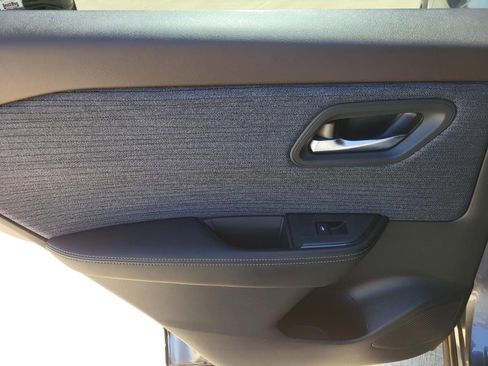 Used 2023 Nissan Rogue SV image 17