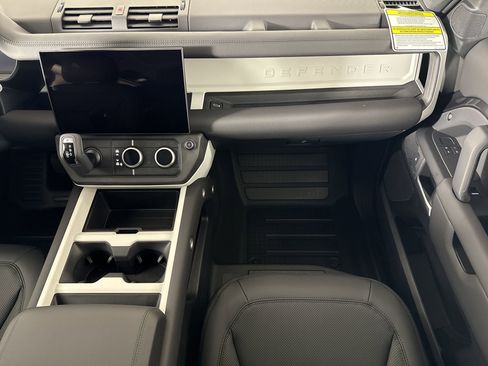 New 2026 Land Rover Defender 110 X-Dynamic SE image 25