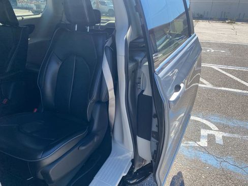 Used 2018 Chrysler Pacifica Limited image 12