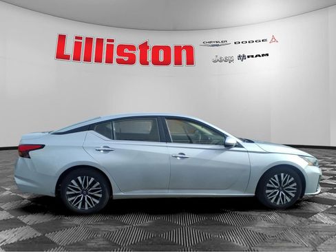 Used 2023 Nissan Altima 2.5 SV image 2