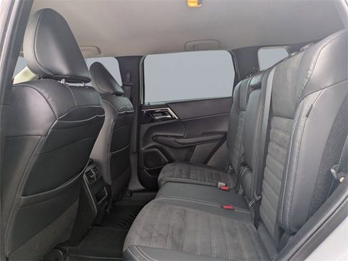 Used 2023 Mitsubishi Outlander SE image 15