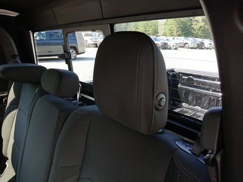 Used 2023 Jeep Gladiator Sport AWD/4WD image 28