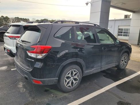 Used 2023 Subaru Forester Premium image 3