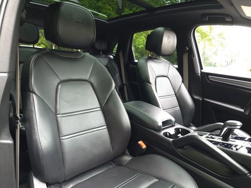 Used 2023 Porsche Cayenne Platinum Edition image 20