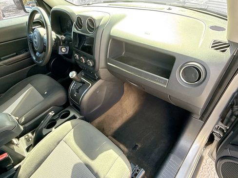 Used 2017 Jeep Patriot Latitude AWD/4WD image 32