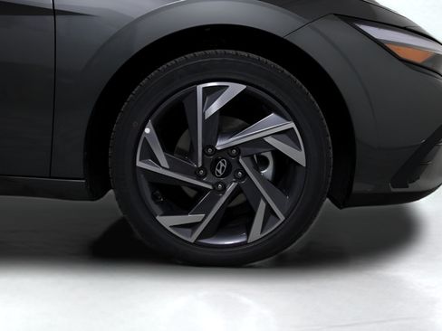 Used 2025 Hyundai Elantra Sport FWD image 9