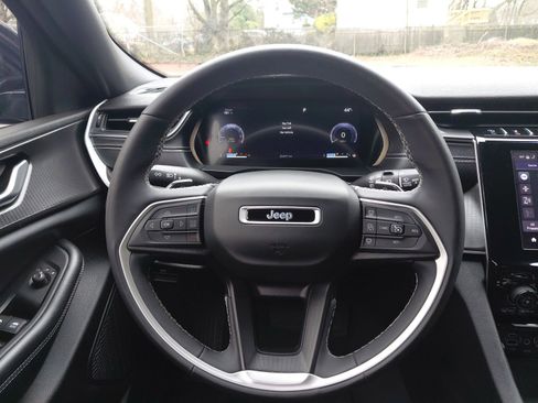 Used 2023 Jeep Grand Cherokee Altitude image 4