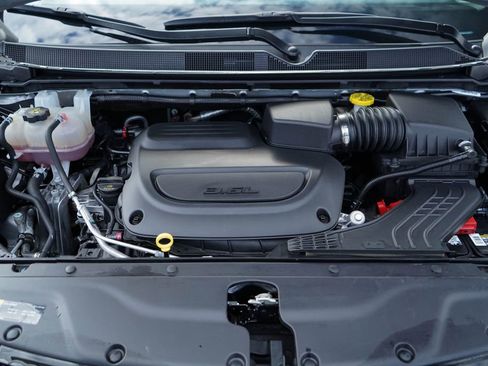 Used 2024 Chrysler Pacifica Limited image 36