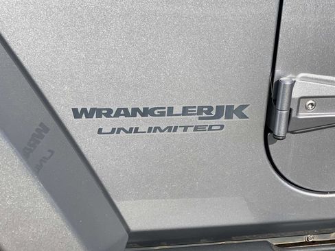 Used 2018 Jeep Wrangler Unlimited Sahara AWD/4WD image 11