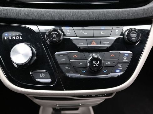 Used 2023 Chrysler Pacifica Touring-L FWD image 42