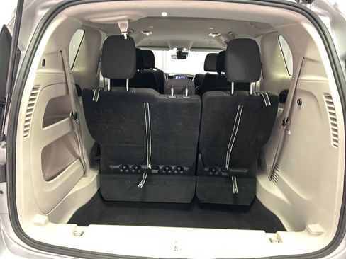 Used 2023 Chrysler Voyager LX image 25