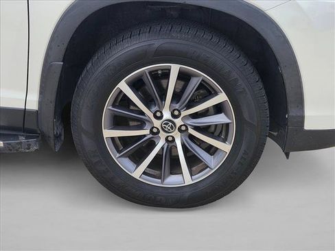 Used 2019 Toyota Highlander XLE FWD image 22