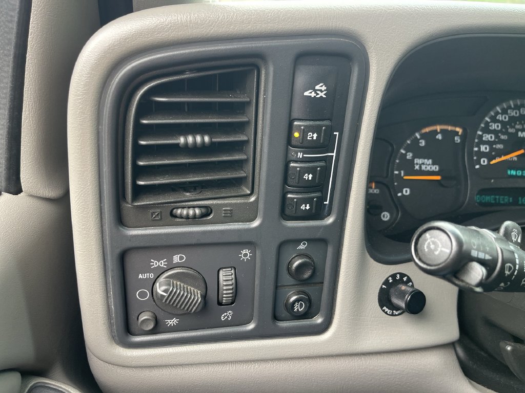 Used 2004 GMC Sierra 2500 SLE w/ Heavy-Duty Power Package AWD/4WD image 16