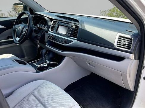 Used 2015 Toyota Highlander LE AWD/4WD image 15