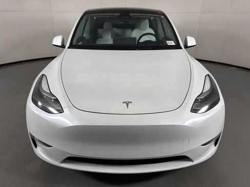 Used 2024 Tesla Model Y Long Range AWD/4WD image 3
