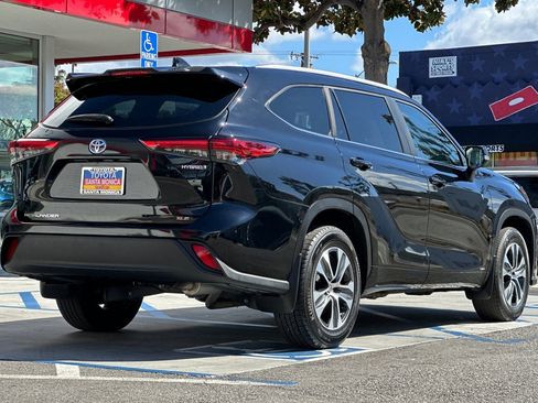 Used 2023 Toyota Highlander XLE AWD/4WD image 4