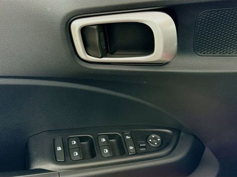 Certified 2022 Hyundai Venue SE image 19