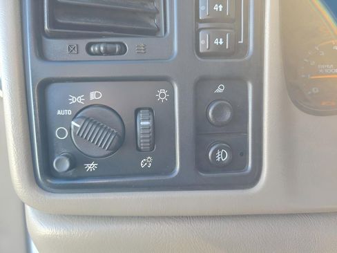 Used 2004 GMC Sierra 2500 SLT w/ Heavy-Duty Power Package image 15