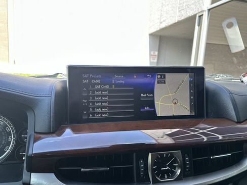 Used 2021 Lexus LX 570 4WD w/ Luxury Package image 17