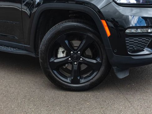 Used 2024 Jeep Grand Cherokee Limited w/ Luxury Tech Group II AWD/4WD image 4