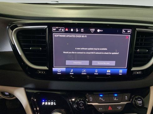 Used 2023 Chrysler Pacifica Touring-L FWD image 27