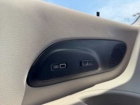 Used 2017 Chrysler Pacifica Limited w/ UConnect Theater Package FWD image 19