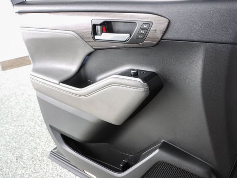 Used 2023 Toyota Highlander Limited FWD image 22