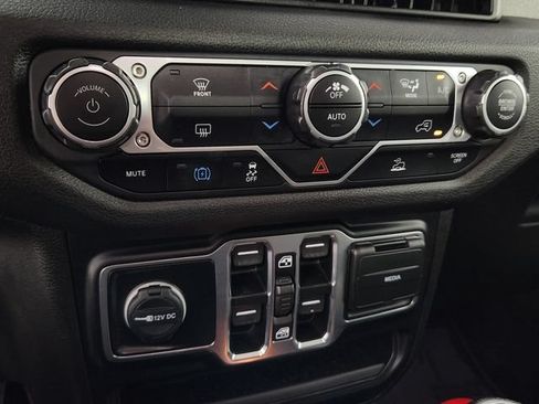 Used 2024 Jeep Wrangler Unlimited AWD/4WD image 28