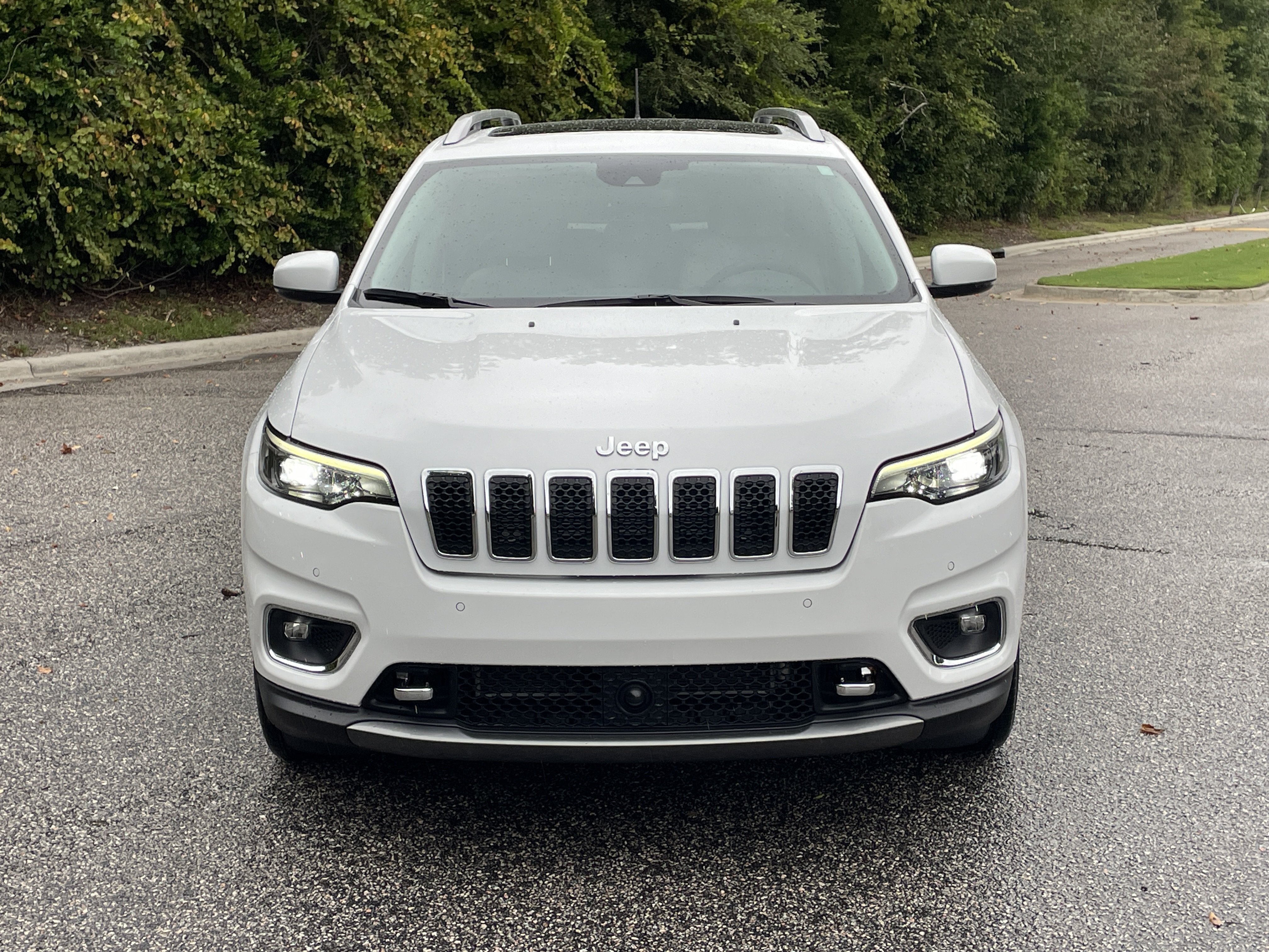 Used 2021 Jeep Cherokee Limited w/ Elite Package FWD image 3