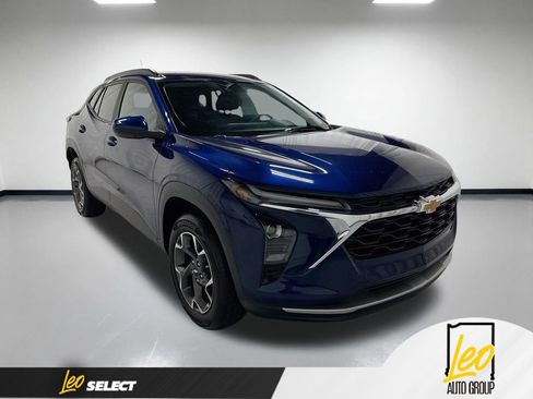 Used 2024 Chevrolet Trax LT w/ LT Convenience Package FWD image 5
