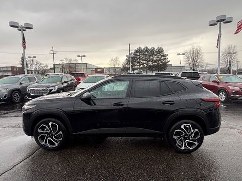 Certified 2025 Chevrolet Trax RS w/ Sunroof Package image 8