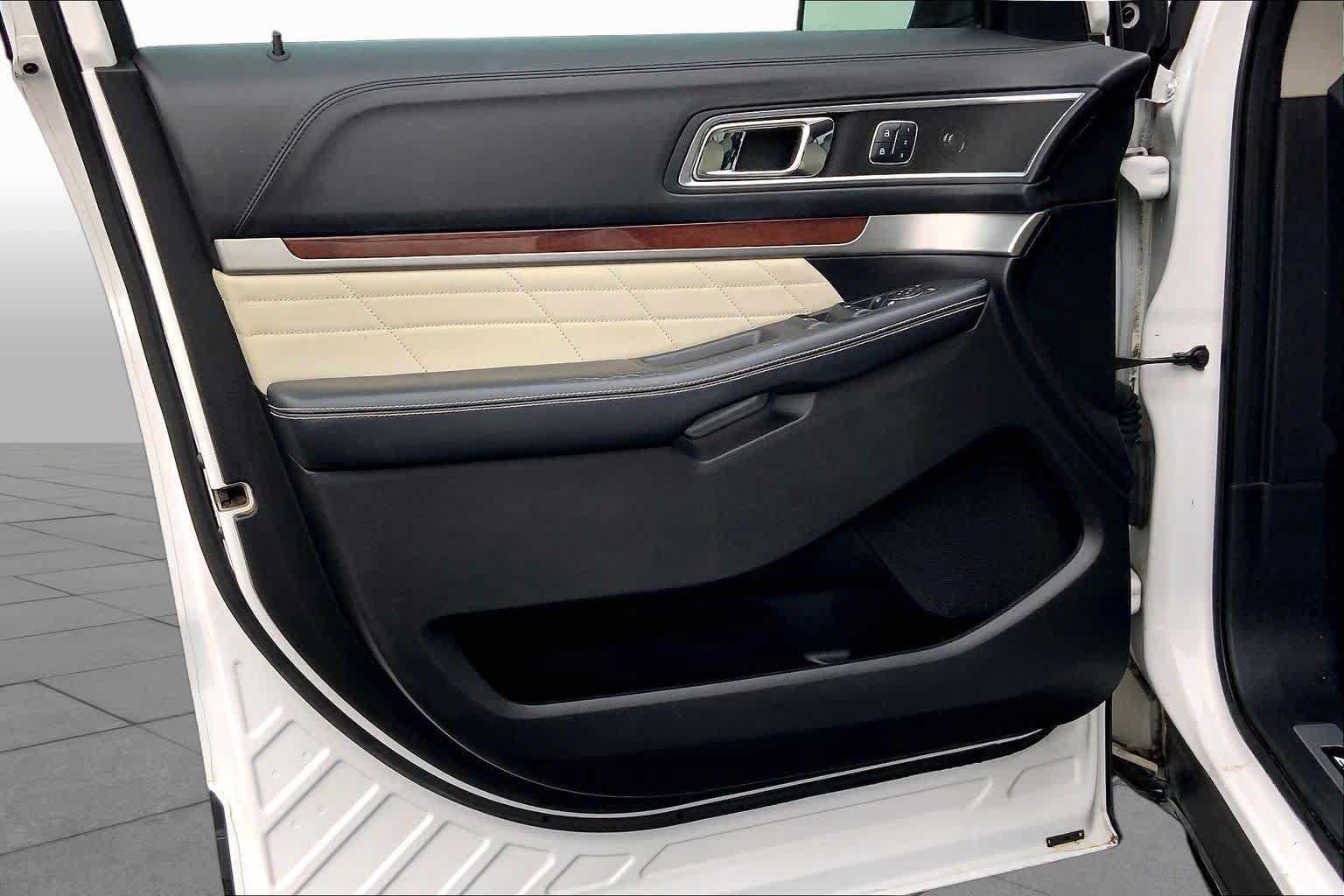 Used 2017 Ford Explorer Platinum AWD/4WD image 22