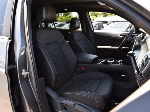 Certified 2025 Volkswagen Atlas Cross Sport SE FWD image 20