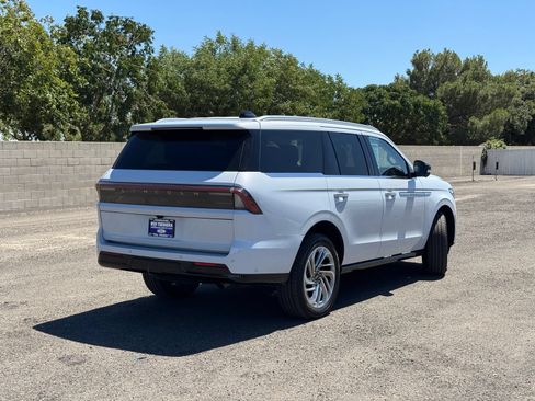 Used 2025 Lincoln Navigator Reserve AWD/4WD image 3