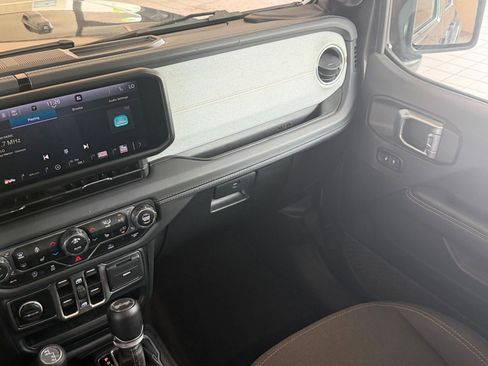 Used 2025 Jeep Wrangler Unlimited Sahara AWD/4WD image 35