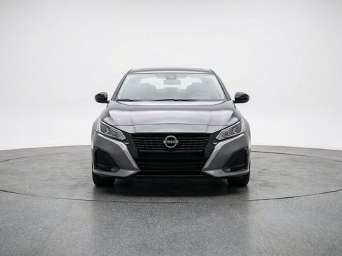 Used 2025 Nissan Altima 2.5 SV FWD image 2
