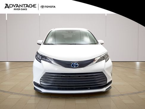 Used 2025 Toyota Sienna LE FWD image 3