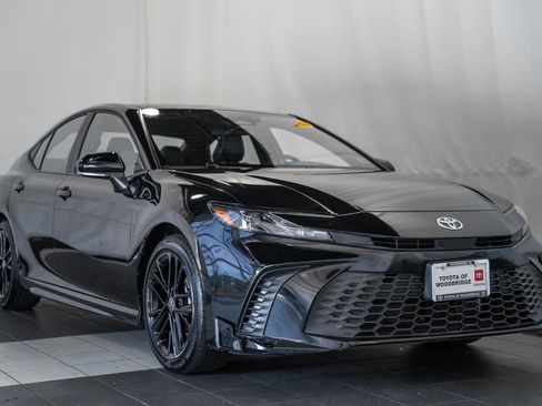 Used 2025 Toyota Camry SE image 1