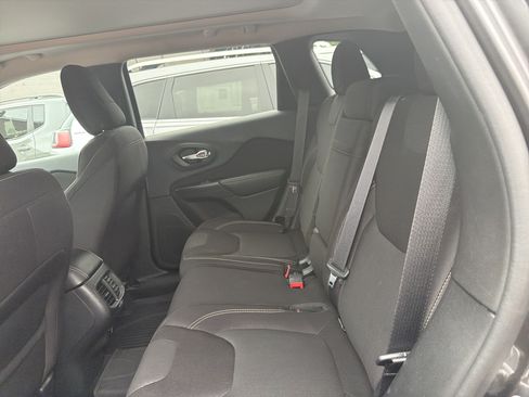 Used 2015 Jeep Cherokee Latitude w/ Comfort/Convenience Group AWD/4WD image 11