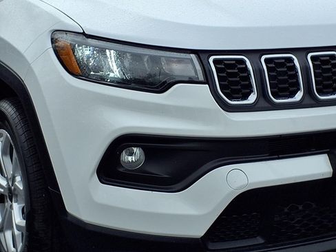 Used 2025 Jeep Compass Latitude AWD/4WD image 28