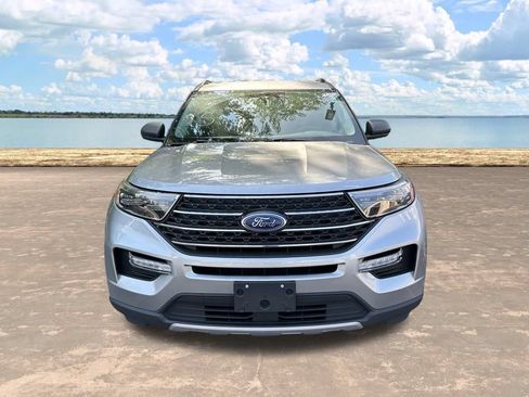Used 2023 Ford Explorer XLT w/ Equipment Group 202A AWD/4WD image 2